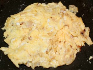 7、洋葱炒蛋配黑椒白芦笋,反转鸡蛋，约20秒后起锅