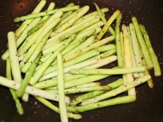 9、洋葱炒蛋配黑椒白芦笋,翻炒约30秒，加入少许盐和黑胡椒碎