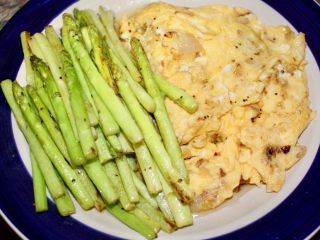 10、洋葱炒蛋配黑椒白芦笋,轻炒30秒至均匀即可上碟完成