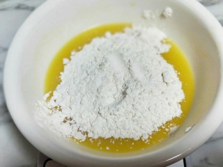 4、春节家宴饭后甜点#橙汁戚风蛋糕#,筛入低筋面粉，用手动打蛋器拌均匀，看不到面粉为止(拌的时候使用手动打蛋器呈Z字形状来回搅动，不要转圈搅拌，以免起筋。)