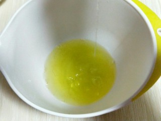 6、春节家宴饭后甜点#橙汁戚风蛋糕#,蛋白打发，往蛋白里加入柠檬汁(白醋也可以)