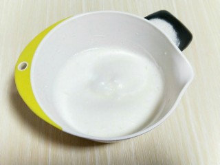 8、春节家宴饭后甜点#橙汁戚风蛋糕#,电动打蛋器高速打发，打至湿性发泡时加入最后的三分之一糖，，继续打发至蛋白出现细腻的纹路