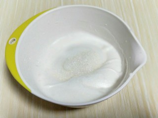 9、春节家宴饭后甜点#橙汁戚风蛋糕#,剩下白砂糖全部加入。