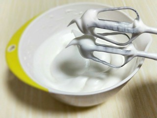 10、春节家宴饭后甜点#橙汁戚风蛋糕#,将电动打蛋器调低速打发一会儿，感觉有些阻力时，就可以停止打发，以免消泡，提起打蛋器有微微的弯勾就可以，如图