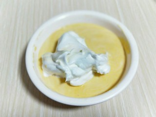 12、春节家宴饭后甜点#橙汁戚风蛋糕#,再取三分之一的蛋白霜加入蛋黄糊中，继续上面的手法，翻拌直至看不到蛋白霜。