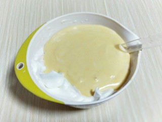 13、春节家宴饭后甜点#橙汁戚风蛋糕#,最后将蛋黄糊倒入蛋白霜的容器中，继续翻拌的手法，直至看不到蛋白霜即可。