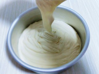 14、春节家宴饭后甜点#橙汁戚风蛋糕#,拌好的蛋糕糊，细腻光滑，饱满，倒入蛋糕模具中。