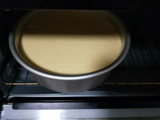 16、春节家宴饭后甜点#橙汁戚风蛋糕#,将烤箱150度预热5分钟。 模具放烤箱下层，上下火烤35-40分钟，具体时间根据自家烤箱温度设定。