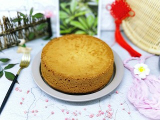 17、春节家宴饭后甜点#橙汁戚风蛋糕#,40分钟后戴上隔热手套，取出烤盘，垂直摔一下，震出热气。即可倒扣再烤网上，下面可以放两个碗，这样凉的比较快，彻底凉后再脱模。