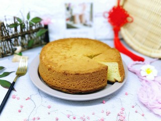 18、春节家宴饭后甜点#橙汁戚风蛋糕#,切开，春节家里来客人，健康美味的甜点。