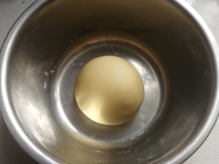 1、金花枣花馒头,先把面粉、玉米面、奶粉、糖粉混合，再把酵母用温水化开倒入混合面粉中拌均匀，然后揉成光滑的面团，盖保鲜膜发酵