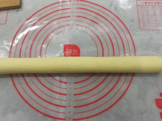 2、金花枣花馒头,把发酵好的面团取出挤压排气后静置15分钟，然后搓成长圆条