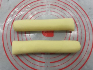 3、金花枣花馒头,把圆条从中间切成两段
