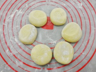 5、金花枣花馒头,每6个一组，洒上手粉把小剂子用手稍微压扁