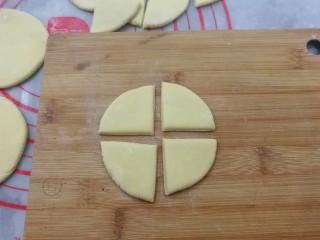 7、金花枣花馒头,然后如图把圆面片切成4份，再把剩下的也全部切开备用