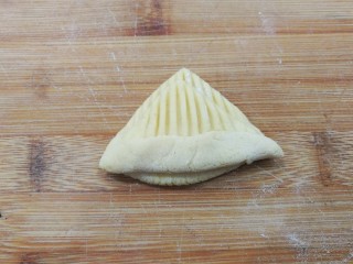 9、金花枣花馒头,每两片一组叠起来，上下层错开，上层尾端处向上折起并稍微压扁