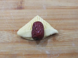 10、金花枣花馒头,然后在中间摆上一颗红枣