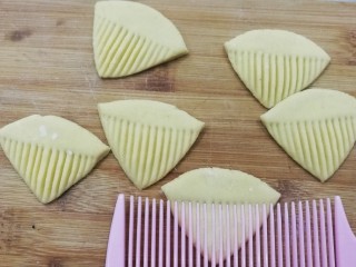 13、金花枣花馒头,再继续用梳子压出6块小面皮