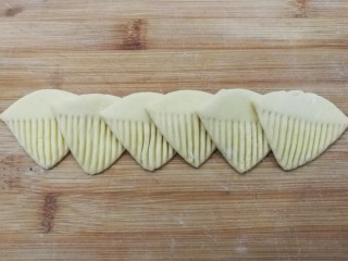 14、金花枣花馒头,然后把6块小面皮如图依次叠加起来