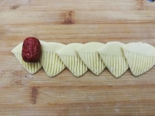 15、金花枣花馒头,再在左端启始处摆上一颗红枣