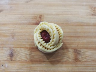 17、金花枣花馒头,卷好后是如图形状的花苞