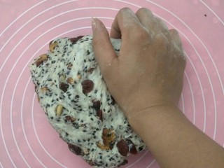 8、法式坚果面包棒,直到所有坚果蘸住面团不脱落，面团表面光滑为止（可以手沾点高筋面粉操作这样子才不会黏手）