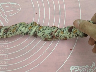 12、法式坚果面包棒,每一份面团都一边卷成螺旋状一边拉伸到差不多20厘米长