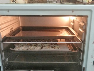 14、法式坚果面包棒,面团放入烤箱最底层，上面烤盘倒入少量的开水，调烤箱的发酵键50分钟进行第二次发酵