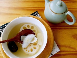 7、秋季易燥，炖百合来滋养,加入洗净的百合和冰糖各10克、红枣一颗，上蒸锅，中火炖半小时。