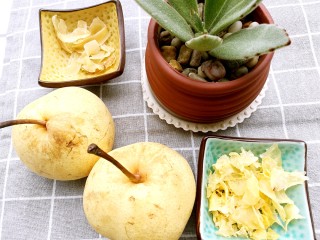 10、秋季易燥，炖百合来滋养,准备好雪梨、冰糖、百合、银耳