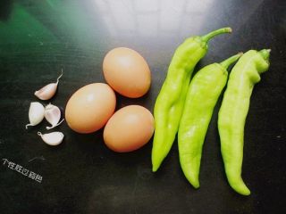 1、虎皮青椒炒鸡蛋,准备食材