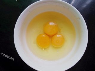 2、虎皮青椒炒鸡蛋,鸡蛋磕入碗中