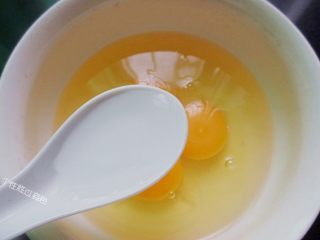 3、虎皮青椒炒鸡蛋,加入一勺温水