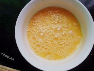 4、虎皮青椒炒鸡蛋,加入一点盐，用筷子打散出泡；