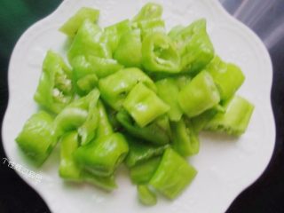 5、虎皮青椒炒鸡蛋,青椒去籽切块