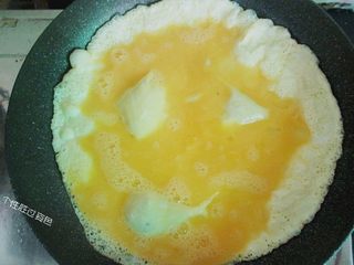 6、虎皮青椒炒鸡蛋,热锅，倒入食用油，倒入鸡蛋液