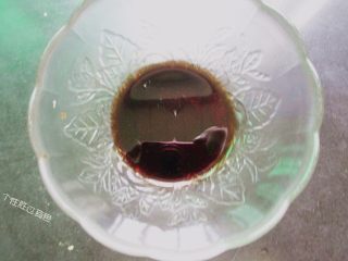 11、虎皮青椒炒鸡蛋,在小碗里倒两勺半生抽、一勺醋、少许盐、一勺半糖，再倒入一些清水，调制好酱汁