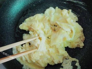 7、虎皮青椒炒鸡蛋,迅速用筷子划散；结块后，装盘备用