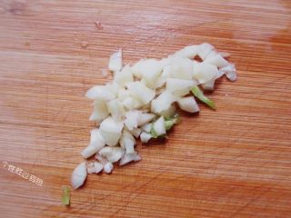 8、虎皮青椒炒鸡蛋,蒜切成蒜末待用