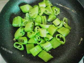 9、虎皮青椒炒鸡蛋,锅里放油，青椒下锅煸炒，用锅铲不断挤压