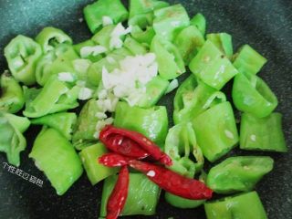 10、虎皮青椒炒鸡蛋,不断煎炒至泛黄起皮。 用余油煸香蒜末、干辣椒，继续翻炒。