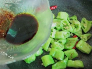 12、虎皮青椒炒鸡蛋,调制好酱汁，倒入锅中