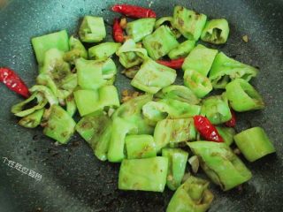 13、虎皮青椒炒鸡蛋,大火翻炒几下