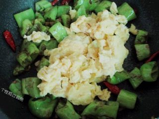 14、虎皮青椒炒鸡蛋,然后，再倒入煎好的鸡蛋，翻炒