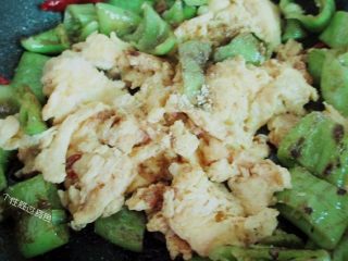 15、虎皮青椒炒鸡蛋,混合炒好的鸡蛋，出锅装盘。