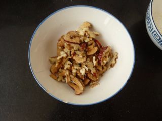 2、红枣核桃糯米糍,把美仁枣横向切片