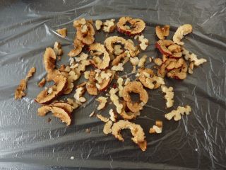 11、红枣核桃糯米糍,把红枣核桃片铺开