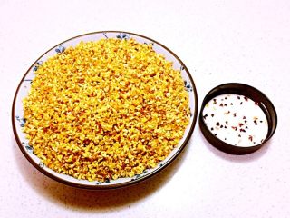 1、糖桂花,把桂花里面的杂质挑出，只留下桂花的花朵