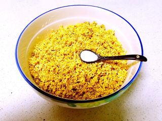 2、糖桂花,加入精盐摇匀