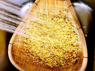 3、糖桂花,把桂花放在流水下冲洗干净